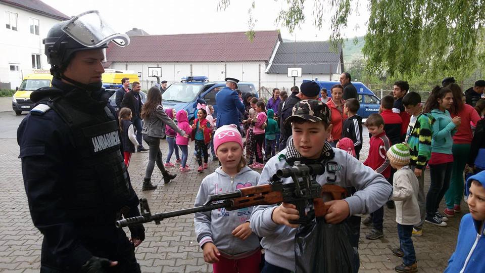 Jandarmii bistriţeni, în mijlocul elevilor în cadrul programului Şcoala Altfel