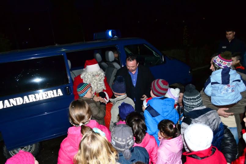 Jandarmii maramureşeni au oferit cadouri copiilor din Casa de tip familial nr. 2 Baia Mare, dar şi copiilor orfani ai colegilor decedaţi