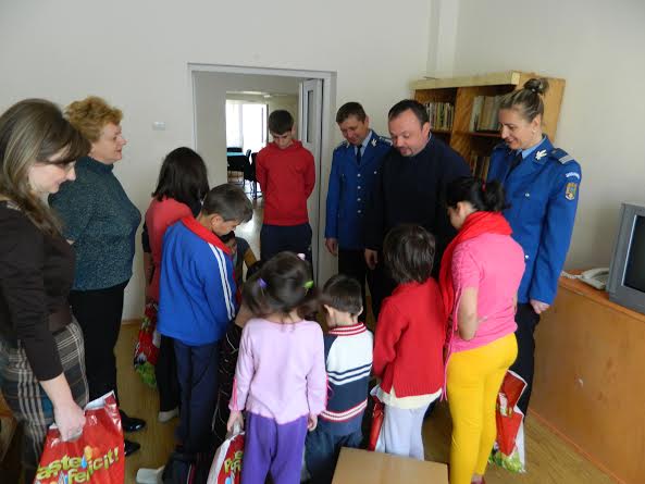 Jandarmii maramureşeni au oferit daruri copiilor din cadrul Casei de tip familial nr. 2 din Baia Mare
