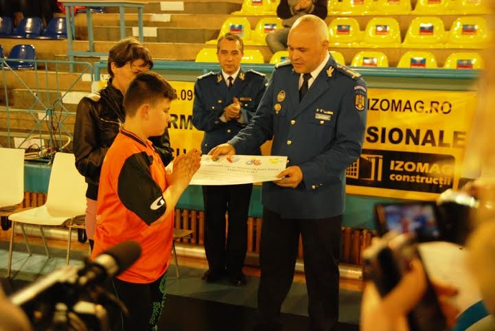 Campania umanitară „Jandarmii vor ca Mihăiţă să joace fotbal! Alătură-te şi tu!” continuă