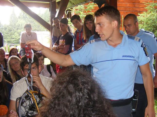 Participanţii la tabăra „Next Generation”, în vizită la jandarmii din Cavnic
