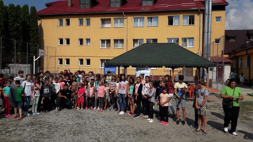 Jandarmii bistriţeni prezenţi la Sângeorz-Băi în mijlocul copiilor din zonele inundate în această vară