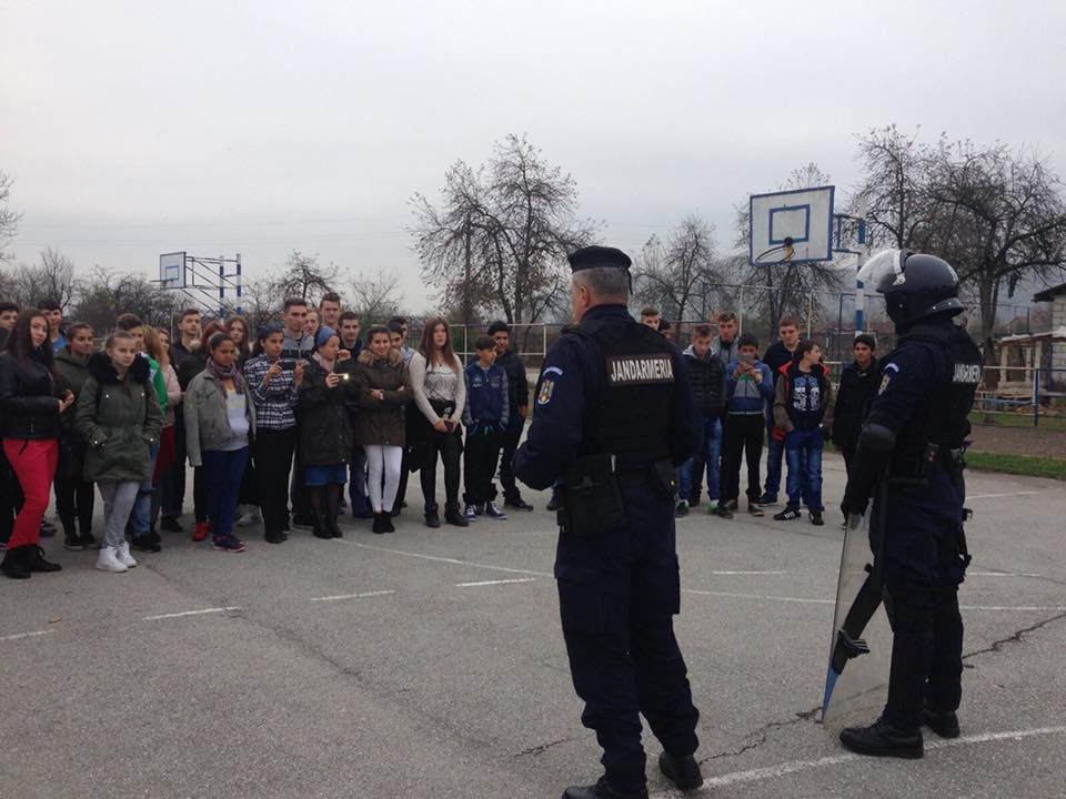 Jandarmii hunedoreni, în mijlocul elevilor din Ilia