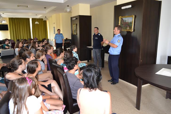 Jandarmii maramureşeni vor continua activităţile de prevenire în școli