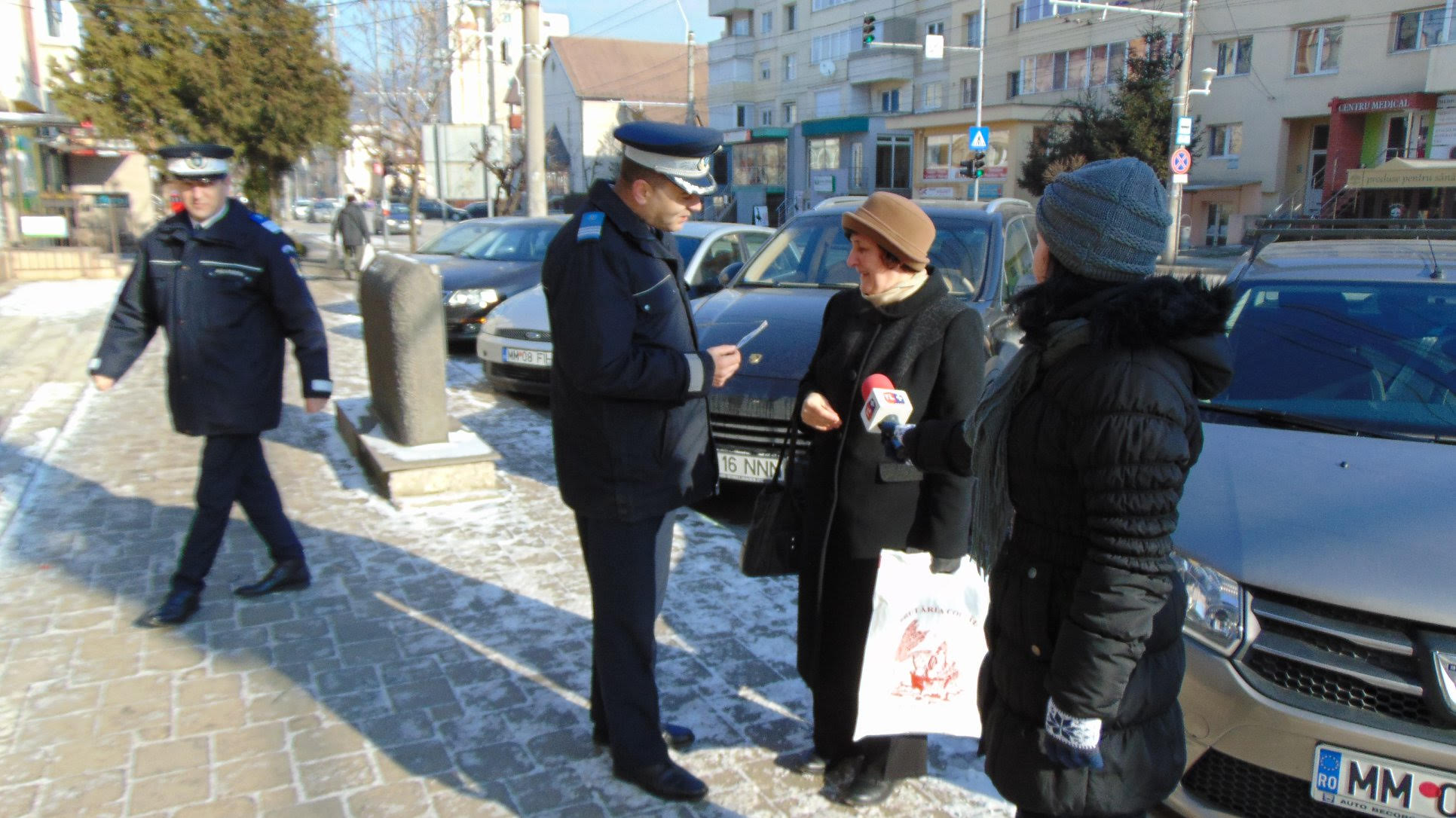 Mărțișoare oferite de jandarmii maramureşeni