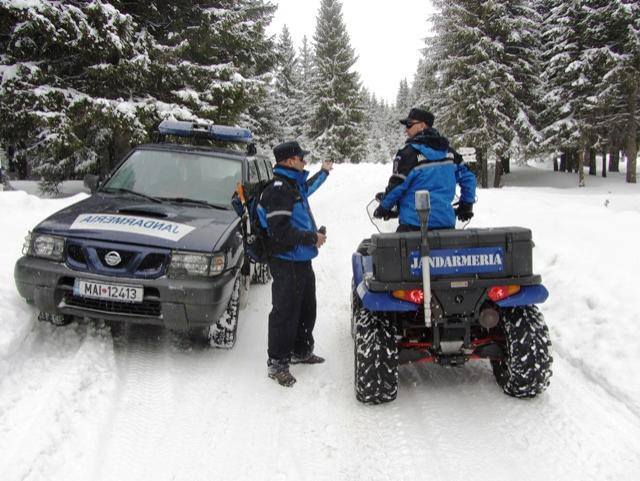 Jandarmii montani din cadrul Postului Parâng au ajutat un bărbat care ajunsese cu mașina într-un șanț