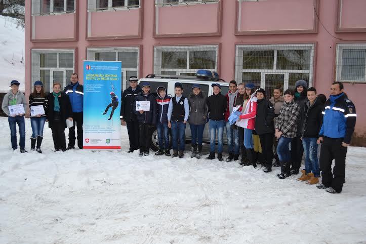 Jandarmii montani maramureşeni, în mijlocul elevilor Colegiului Economic „Pintea Viteazul” din Cavnic