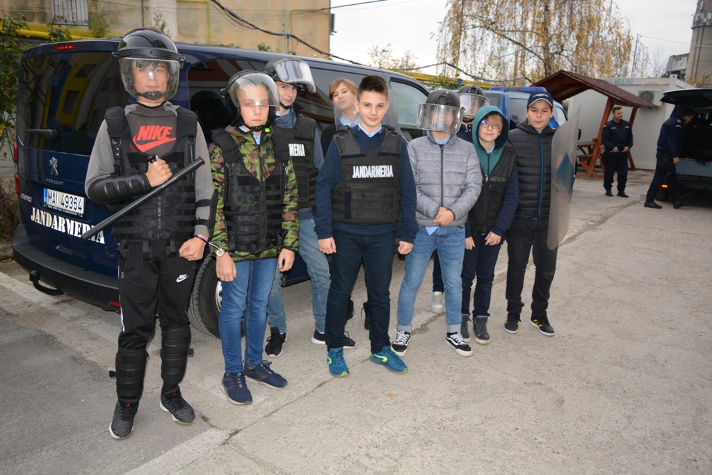 Nouă elevi din cadrul Şcolii Gimnaziale nr. 1 Bistriţa au fost jandarmi pentru zi