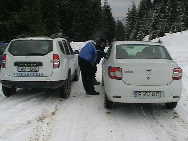 Turişti străini rătăciţi, îndrumaţi de jandarmii montani din Rodna