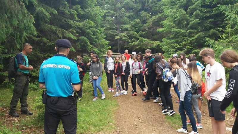 Întâlniri ale jandarmilor maramureşeni cu copiii aflaţi în tabere de vară