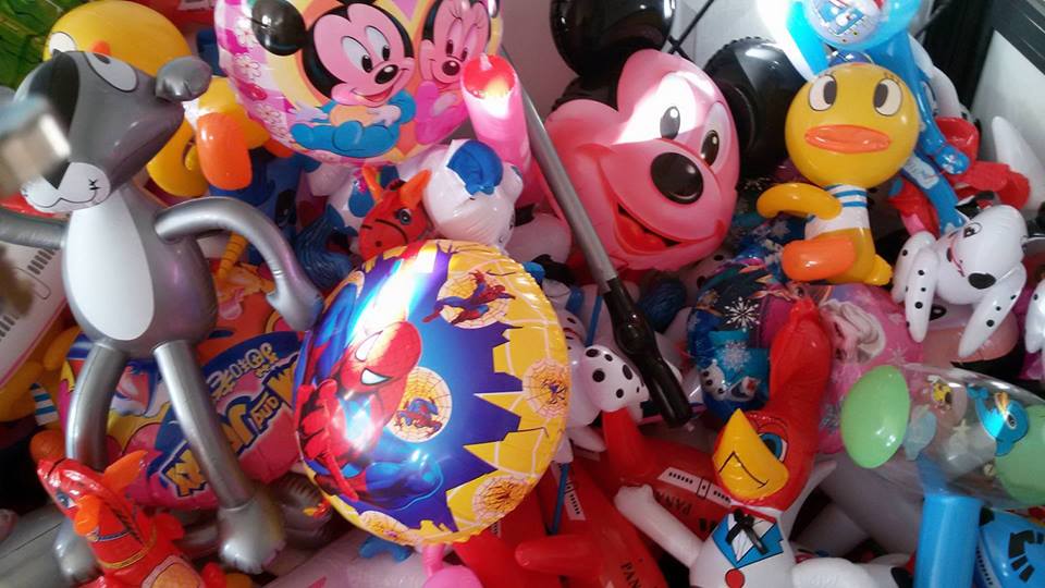 Baloane şi jucării gonflabile pentru copii expuse ilegal spre vânzare, confiscate de jandarmii bistrițeni