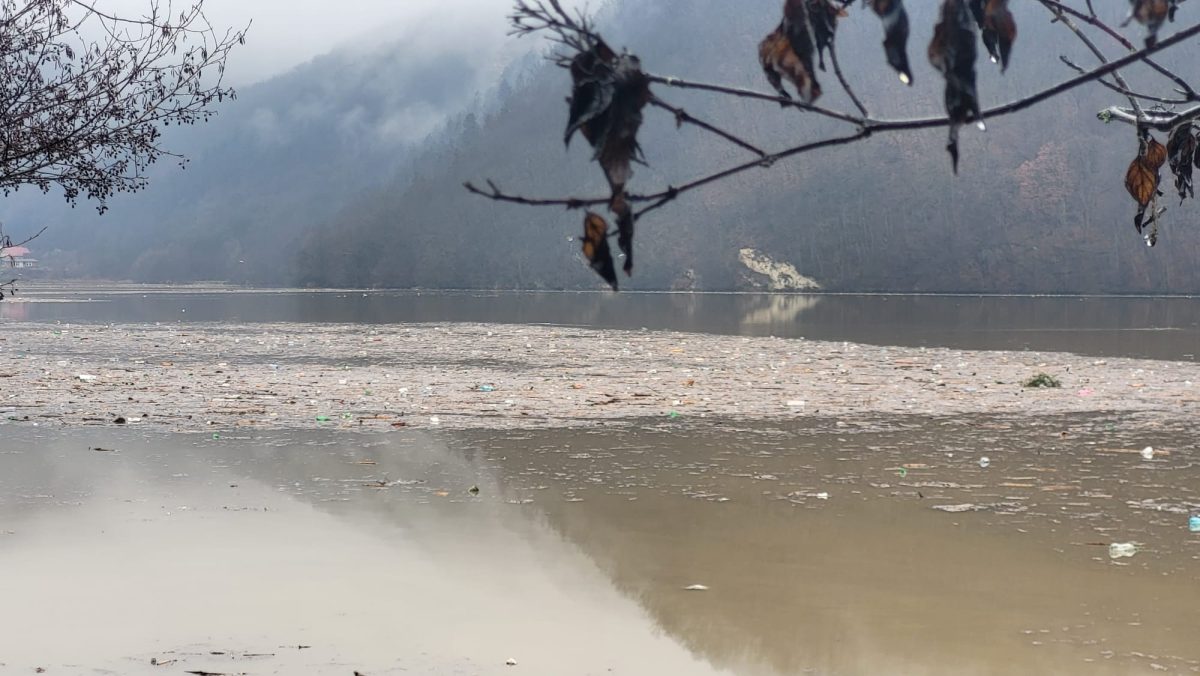 Lacul Gilău din județul Cluj este plin de gunoaie