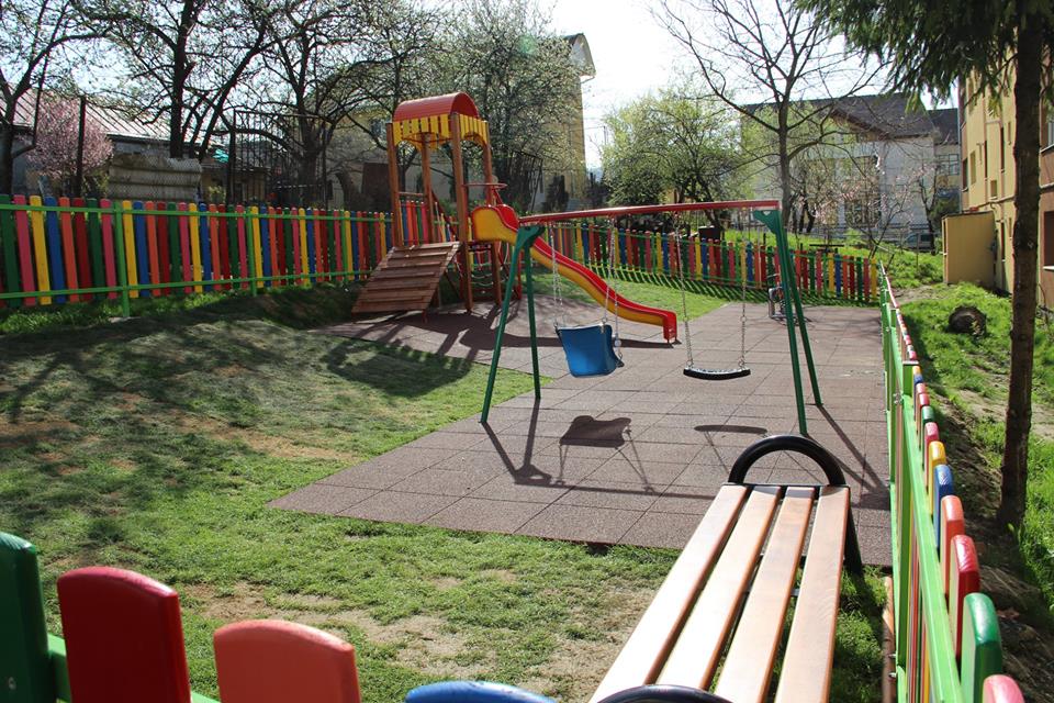 Lucrările de amenajare a trei noi locuri de joacă în municipiul Zalău au fost finalizate