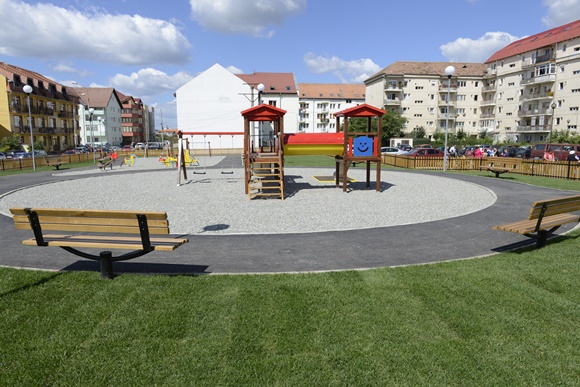 Primăria pregăteşte achiziţia de echipamente pentru locuri de joacă din Sibiu