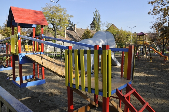 Sibiu: Achiziţii de echipamente pentru locuri de joacă şi pentru mişcare