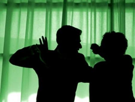 Doi tineri cercetați pentru violare de domiciliu, lovire sau alte violențe