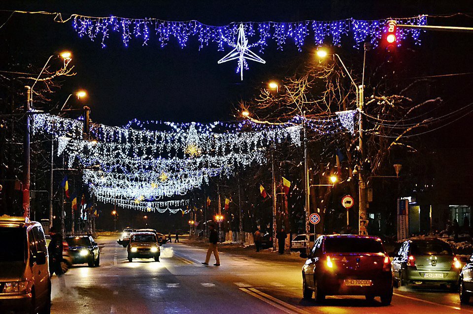 Doi tineri vor aprinde vineri luminile de Crăciun în Hunedoara