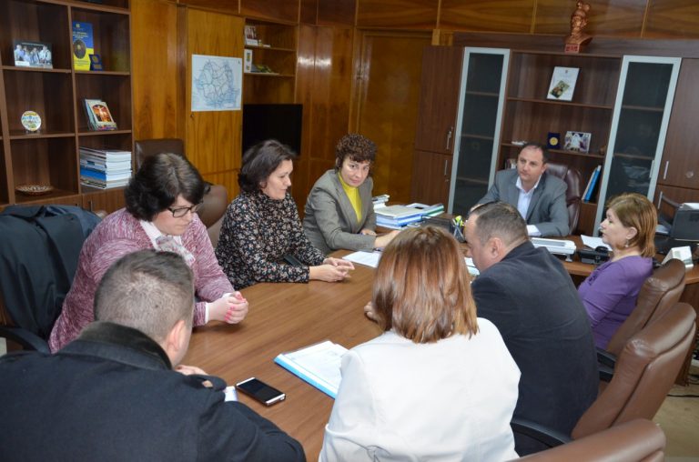 Prefectul Sebastian Mihai Lupuț a mediat discuțiile între Inspectoratul Școlar Județean și Sindicatul Liber din Învățământ Maramureș