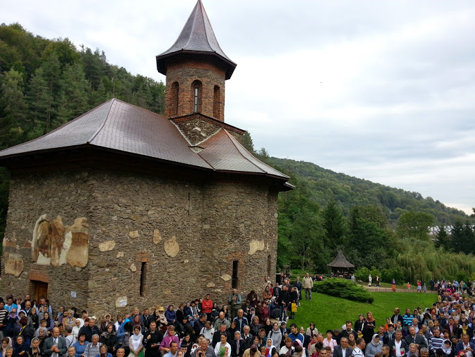 Mănăstirea Prislop a îmbrăcat straie de sărbătoare