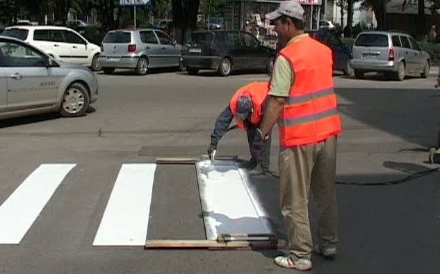 Zalău: Se refac marcajele rutiere în zona școlilor
