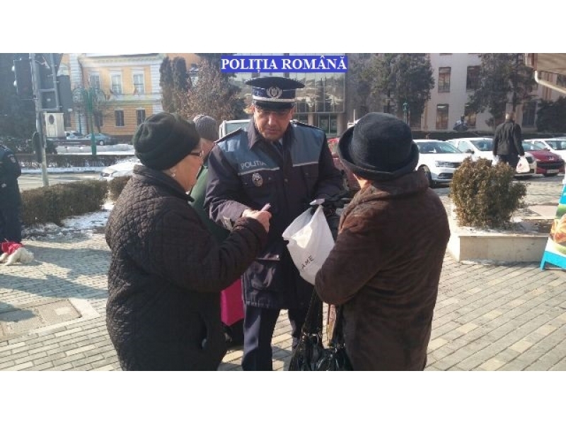 Polițiștii sălăjeni au oferit mărțișoare doamnelor şi domnişoarelor