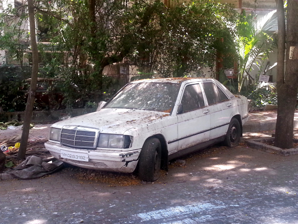Proprietarii mașinilor abandonate în Oradea, somați să le mute
