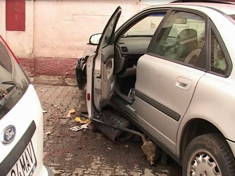 BISTRIȚA: Un tânăr de 25 de ani ,,a parcat” mașina într-o casă de pe Bulevardul Republicii
