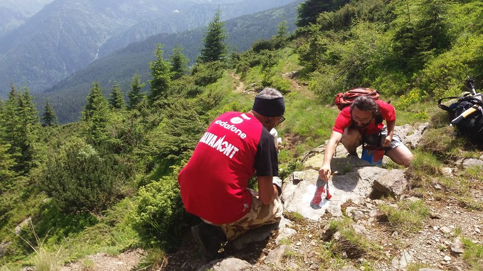Acțiune de marcare, remarcare a traseelor turistice spre masivul Godeanu efectuată de Salvamont Hunedoara