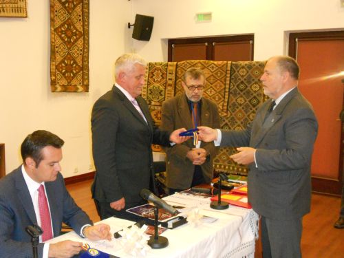 Prefectul Anton Rohian şi primarul Cătălin Cherecheş, distinşi cu medalia de aur Regina Maria