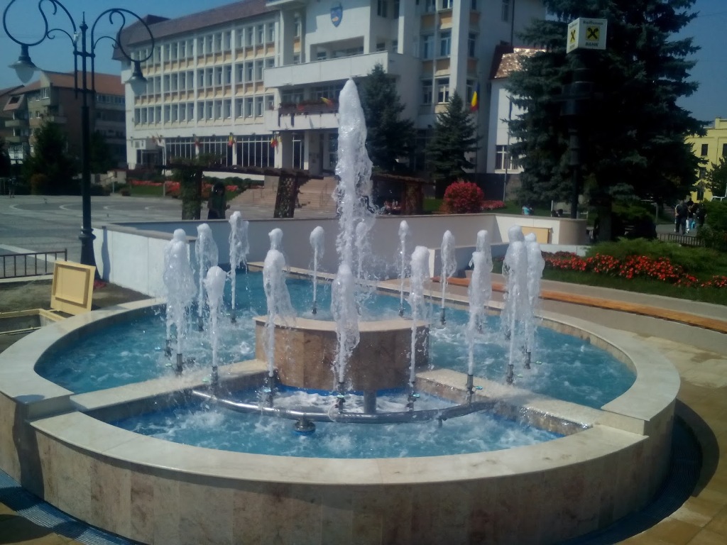 Mediaș: Lucrările de modernizare a fântanii arteziene din Piața Corneliu Coposu au fost finalizate
