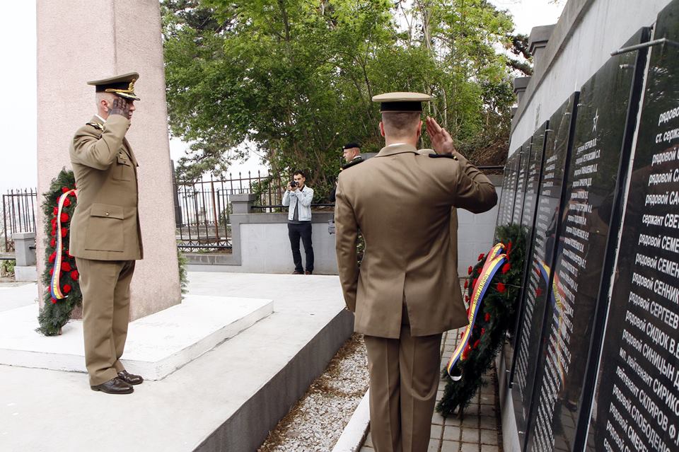 Ceremonie depunere de coroane la Memorialul ostaşilor sovietici ruşi din Turda