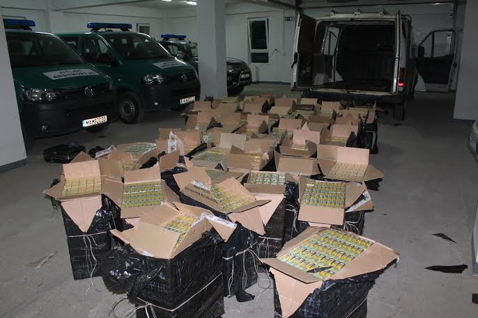 Microbuz încărcat cu ţigări de contrabandă depistat de poliţiştii de frontieră din Sarasău