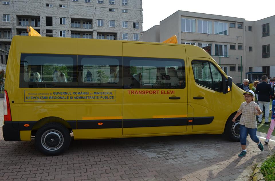 Elevii de la Liceul de Arte „Sigismund Toduţă” Deva au microbuz nou