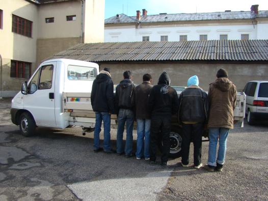 Două tinere românce, călăuze pentru opt migranți care intenționau să treacă ilegal frontiera în Ungaria