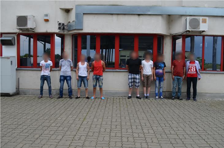 Patru traficanţi de migranţi români şi cinci migranţi afgani, reţinuţi la frontiera cu Ungaria