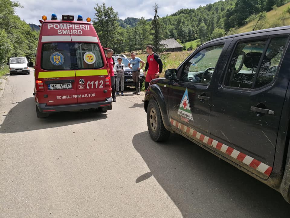 Bărbat care a suferit o criză de epilepsie, găsit de salvatorii montani în zona localității Budești și transportat cu ambulanța la spital