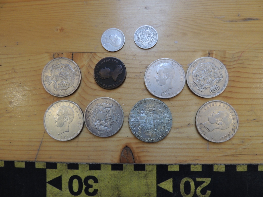 Monede medievale, confiscate la un târg de filatelie și numismatică din Cluj-Napoca