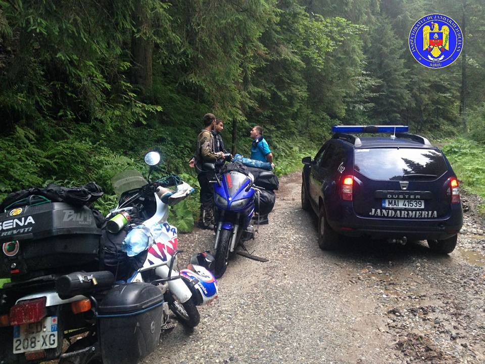 Motocicliști francezi ajutați de jandarmii montani din Păltiniș