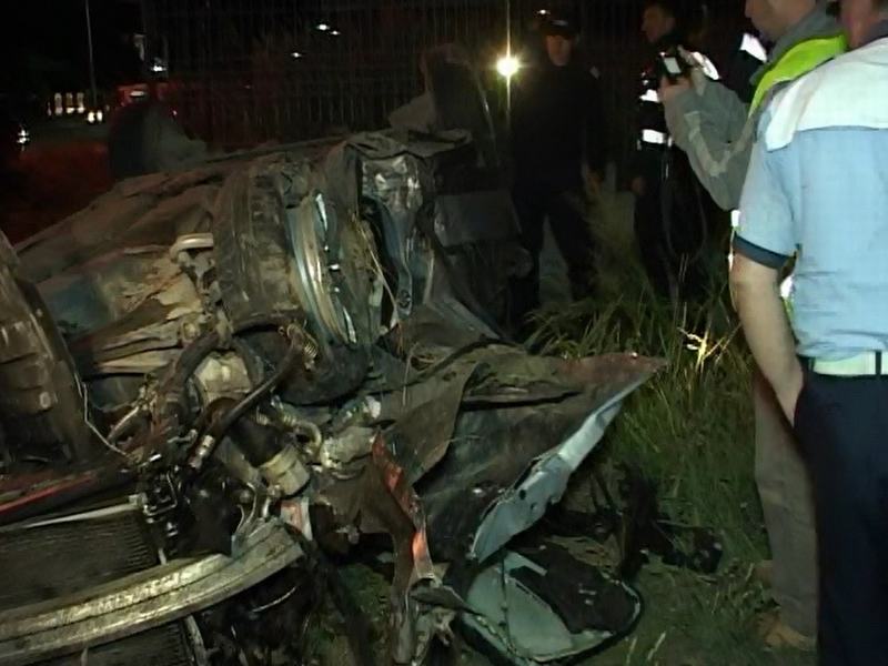 NĂSĂUD: Trei tineri au fost la un pas de moarte, după ce mașina în care se aflau a fost lovită de tren