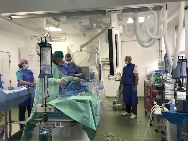 Cinci cazuri de patologie aortică abdominală complexă, cu risc vital, rezolvate endovascular cu succes la SJU Baia Mare