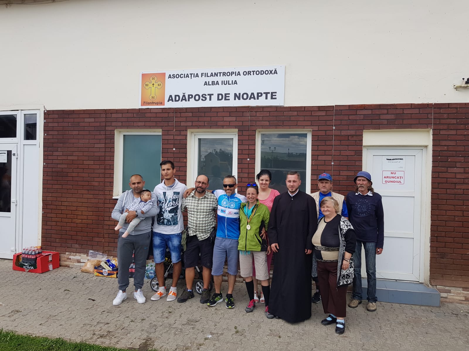 Donație din partea bicicliștilor prezenți la acțiunea ,,Pedalăm pentru România” la Adăpostul de noapte din Gara CFR Alba Iulia