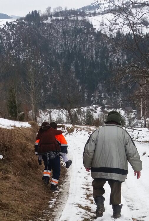 In Muntii Apuseni, cadrele medicale isi cara pacientii in spate!