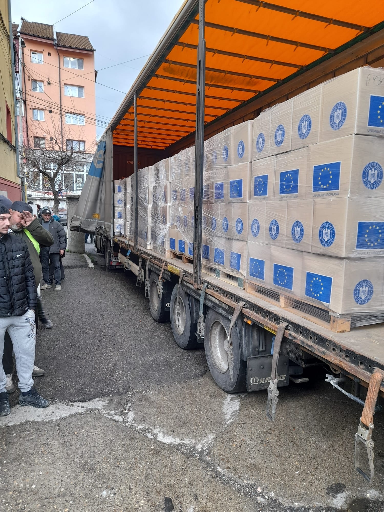Peste 1.100 de pachete cu produse alimentare, distribuite la Petroșani
