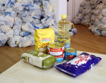 A început distribuirea pachetelor de alimente prin programul Primăriei Cluj-Napoca
