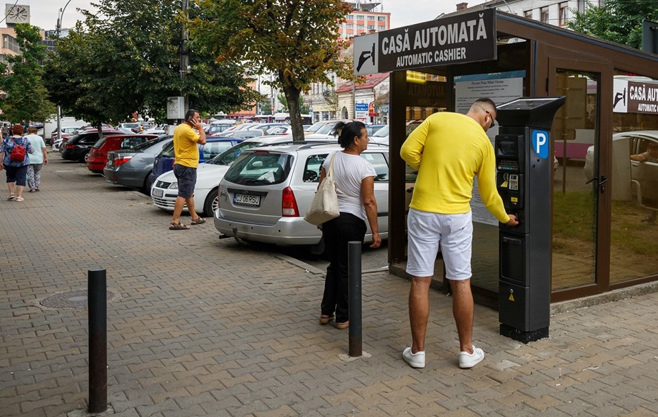 Parcometre noi și aplicație de plată pentru parcările cu barieră din Piața Unirii și Piața Mihai Viteazul din Cluj-Napoca