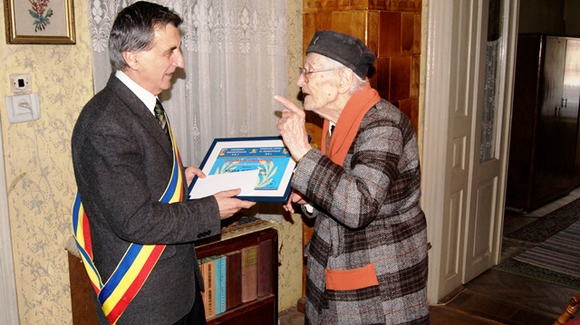 Părintele Alexandru Nicula felicitat de primarul Dejului, Morar Costan, la aniversarea vârstei de 101 ani