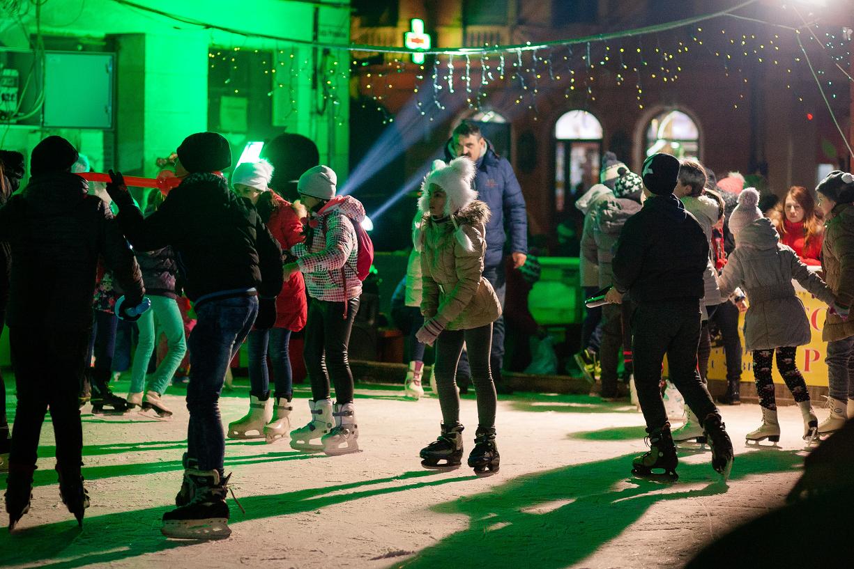 Patinoar artificial, cu acces gratuit, pentru toți copiii Sebeșului