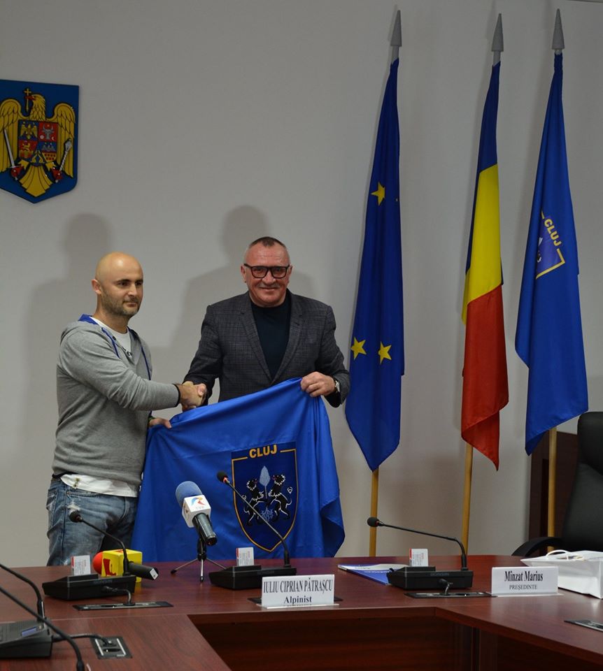 Înmânarea drapelului judeţului Cluj alpinistului clujean Pătraşcu Iuliu Ciprian
