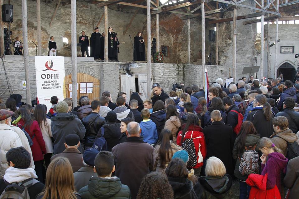 Cetatea Devei, loc de pelerinaj pentru cei care doresc să îi aducă un omagiu primului episcop al unitarienilor, Francisc David