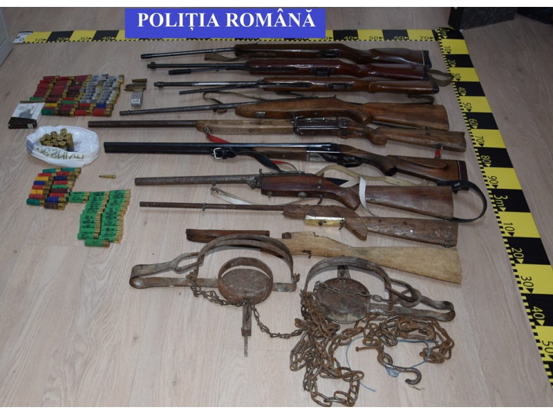 10 arme și 133 de cartușe, deținute ilegal, ridicate de polițiști în urma unei percheziții efectuate în Hălmăsău